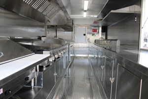 Camión de comida móvil con servicio de catering con equipo profesional de cocina de acero inoxidable y refrigeración para eventos - Product Image 2