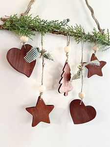 Ornements suspendus de Noël en bois vintage avec détails fabriqués à la main, parfaits pour la décoration traditionnelle d'arbre de vacances - Product Image 5