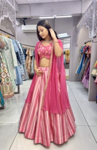 Diseñador de calidad de exportación Seda Georgette Lehenga Choli para mujer Ropa nupcial y festiva con detalles hechos a mano para precio de exportación - Product Image 2