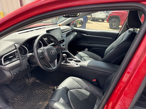 Sedán híbrido de lujo modelo 2023 con motor de 2.5 litros, transmisión automática y tracción delantera (FWD) - Product Image 5