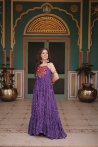 Vestido de Georgette con Estampado Tradicional Bandhani y Parches Kutchi, Especial para Navratri, Estilo Indio-Pakistaní, para Bodas y Eventos - Product Image 2
