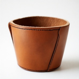 Pot en cuir de ton neutre de taille mini apportant équilibre et chaleur aux intérieurs avec une texture et un charme subtils - Product Image 3