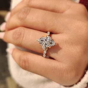 Bague de fiançailles florale en diamant de laboratoire de forme marquise, inspirée de la nature, certifiée IGI, or avec 8 pierres latérales par Unii Jewels - Product Image 3