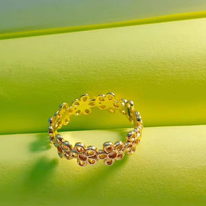 Anillo de Latón Chapado en Oro de 18K Ramavati Gems, Anillo Unisex Antideslustre, Elegante Anillo de Boda con Forma de Constelación, Joyería de Moda - Product Image 1