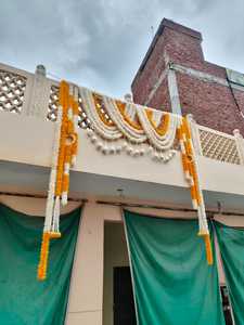 Bandarwar de Tela Amarilla y Blanca del Sur de la India con Loto de Madera de Sola para Colgar en la Puerta del Templo, Mangalasnanam, Decoración del Hogar - Product Image 4