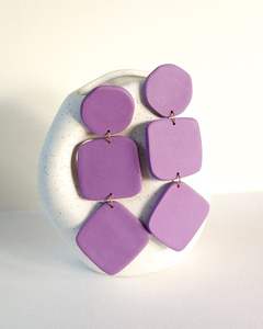 Pendientes artesanales de resina de lujo con detalles de perlas - Product Image 2