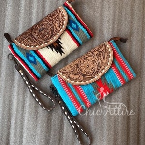 Pochette en cuir usiné aztèque faite à la main élégante femmes couverture de selle portefeuilles en cuir pochette de bracelet en cuir usiné de haute qualité - Product Image 1