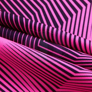 Tenue d'équipe sportive élégante, uniforme de football, léger, respirant, 100% polyester, personnalisable, soutenant les performances lors des matchs - Product Image 3