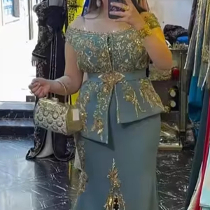 Elegante 2024 último vestido de seda Badroon adornado Zari bordado cristal Beadsstone Dabka red de trabajo para bodas gris - Product Image 1