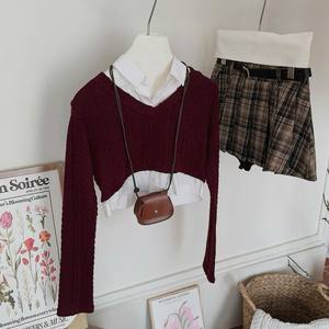 Ensemble chic de pull court en tricot doux et jupe à carreaux pour un style élégant au quotidien - Product Image 1