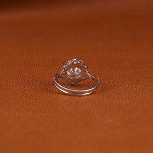 Anillo de compromiso de diamante cultivado en laboratorio chapado en oro sólido de 18 quilates con corte de estilo clásico, regalo de cumpleaños perfecto para ella - Product Image 3