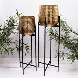 Maceta Decorativa de Metal Dorada Hecha a Mano que Sirve como Soporte Funcional para Plantas y como un Elegante Adorno para Exteriores - Product Image 4