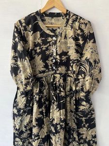 ชุดเดรสผ้าฝ้ายอินเดียทำด้วยมือพิมพ์ลายดอกไม้กระโปรงวงกลมพร้อมเสื้อเบลาส์ยาว - Product Image 3