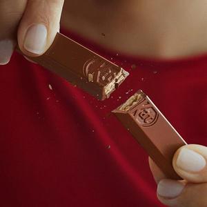 KitKat พรีเมี่ยม4นิ้วช็อกโกแลตนม & ทองบาร์ KitKat สัญลักษณ์3แพ็คช็อกโกแลตกล่องหลาย45กรัม - Product Image 4