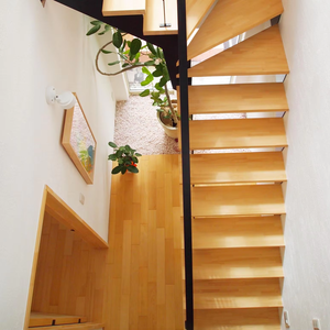 Suelo de Madera Maciza de Pino Indonesio Rentable, Superficie Ecológica con Textura Suave - Product Image 2