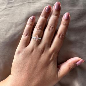 แหวนหมั้นเพชรทรงลูกแพร์สีชมพูเพาะเลี้ยงในห้องปฏิบัติการ ประดับเพชรทรงบาแก็ตต์ 3 เม็ด แหวนแต่งงานทอง 14k ราคาประหยัด - Product Image 2