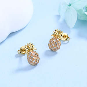 Orecchini a perno Amy Annette in oro 18K a forma di ananas con cristalli Swarovski, design trendy a forma di frutto per feste, montatura a castone in zinco - Product Image 2