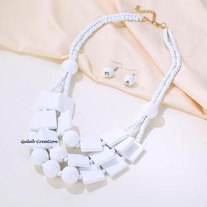 Collier ras du cou en perles de bois blanches à 3 couches, bijoux de déclaration Boho multi-brins faits à la main pour femmes avec perles en bois naturel - Product Image 2