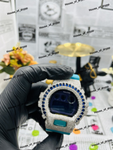 Reloj Digital Plateado con Incrustaciones de Diamantes de Imitación VVS Moissanite, Bisel con Piedras Azules, Correa de Goma, Estilo Hip Hop - Product Image 3