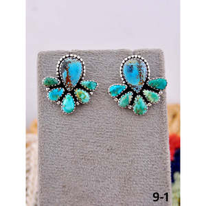 Boucles d'oreilles clous serties de pierres émeraude faites à la main, style Southwest # 8 boucles d'oreilles turquoise et argent sterling avec motif floral - Product Image 1