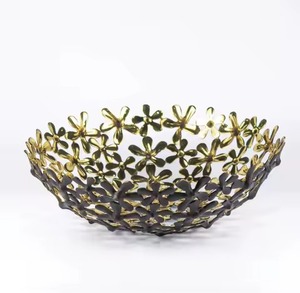 Bol en métal doré et violet exquis présentant un savoir-faire artistique idéal pour les espaces contemporains - Product Image 3