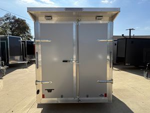 Envío Gratis Remolque Cerrado/de Carga con Nariz en V 7x16, 3500 lb, Ejes Dobles con Frenos Eléctricos, Paquete Blackout Paquete de Spoilers - Product Image 5