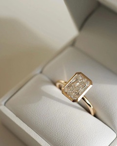 Bague de fiançailles en diamant de laboratoire brillant radiant 3CT, solitaire élégant, fabriquée en or massif 14 carats - Product Image 5