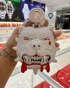 Colgante de Joyería Fina con Diseño de Bulldog con Dientes de Diamante, Esmalte Rojo y Moissanita VVS1, Clásico, Certificado GRA, Pieza Destacada - Product Image 3