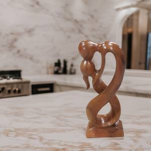 Escultura 'Beso del Día de San Valentín' de Madera Maciza Hecha a Mano, Diseño Artístico Tallado y Grabado, Decoración de Mesa Pulida a Mano - Product Image 5