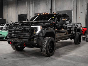 GMC Sierra 2500HD AT4 Crew Cab 4WD avec sièges en cuir 2024 d'occasion Boîte manuelle intérieur foncé - Product Image 4