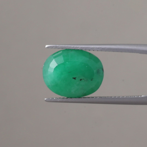 Gema Suelta al por Mayor, Esmeralda 100% Natural Certificada por IGI, 5.25 Quilates, Forma Ovalada 13x10mm, Verde Premium, Encerada/Enlucida - Product Image 2