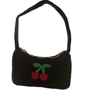Sac à bandoulière brodé de perles artisanales noires et rouges, très vendu, idéal pour les cadeaux et la vente au détail, disponible au prix d'exportation - Product Image 1