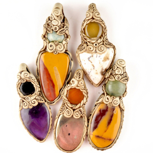 Colgante de Joyería Religiosa Clásica Hecho a Mano con Doble Gema, Cristal Curativo, Diamante y Diseño Étnico de Arcilla Polimérica - Product Image 1