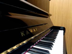 Piano Acústico Vertical Usado KAWAI KU1B Negro, de Calidad Profesional Japonesa, con Estilo Mecánico, para Exportación al por Mayor - Product Image 2