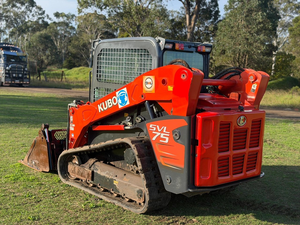 Chargeuse compacte sur chenilles Kubota SVL75 avec moteur haute performance pour les projets de construction, d'agriculture et d'aménagement paysager - Product Image 3