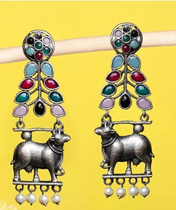 Boucles d'oreilles pendantes en forme de vache, finition argentée oxydée, style bohème ethnique vintage unique, pour femmes, à porter au quotidien ou pour des occasions festives - Product Image 1