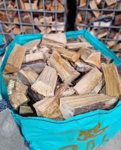 Bûches de bois empilées dans une cage métallique, solution de stockage extérieur - Product Image 1
