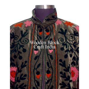 Veste d'hiver bohème vintage faite à la main, broderie florale suzani sur velours imprimé, chic ethnique, vêtements d'extérieur pour femmes, vêtements de soirée - Product Image 4
