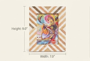 Cadre photo en bois rectangulaire vertical fait main à motif chevron pour présentation créative sur table - Product Image 3