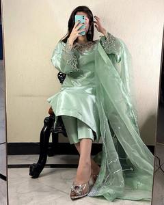 Conjunto de ropa de fiesta bordada Kurta de seda de diseñador para mujer - Product Image 2