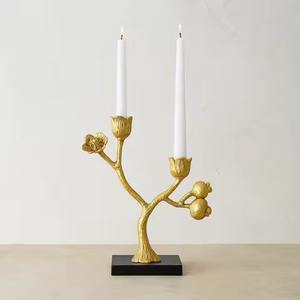 Bougeoir triple fleur blanche avec tige en métal doré et candélabre floral décoratif en verre pour accent de cadeau de décoration intérieure - Product Image 2