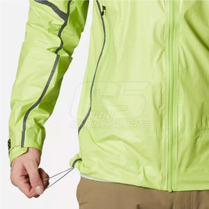 Chaqueta de lluvia ligera con capucha para hombre con cremallera completa temporada de invierno poliéster hecho logotipo frontal para protección contra la lluvia - Product Image 2