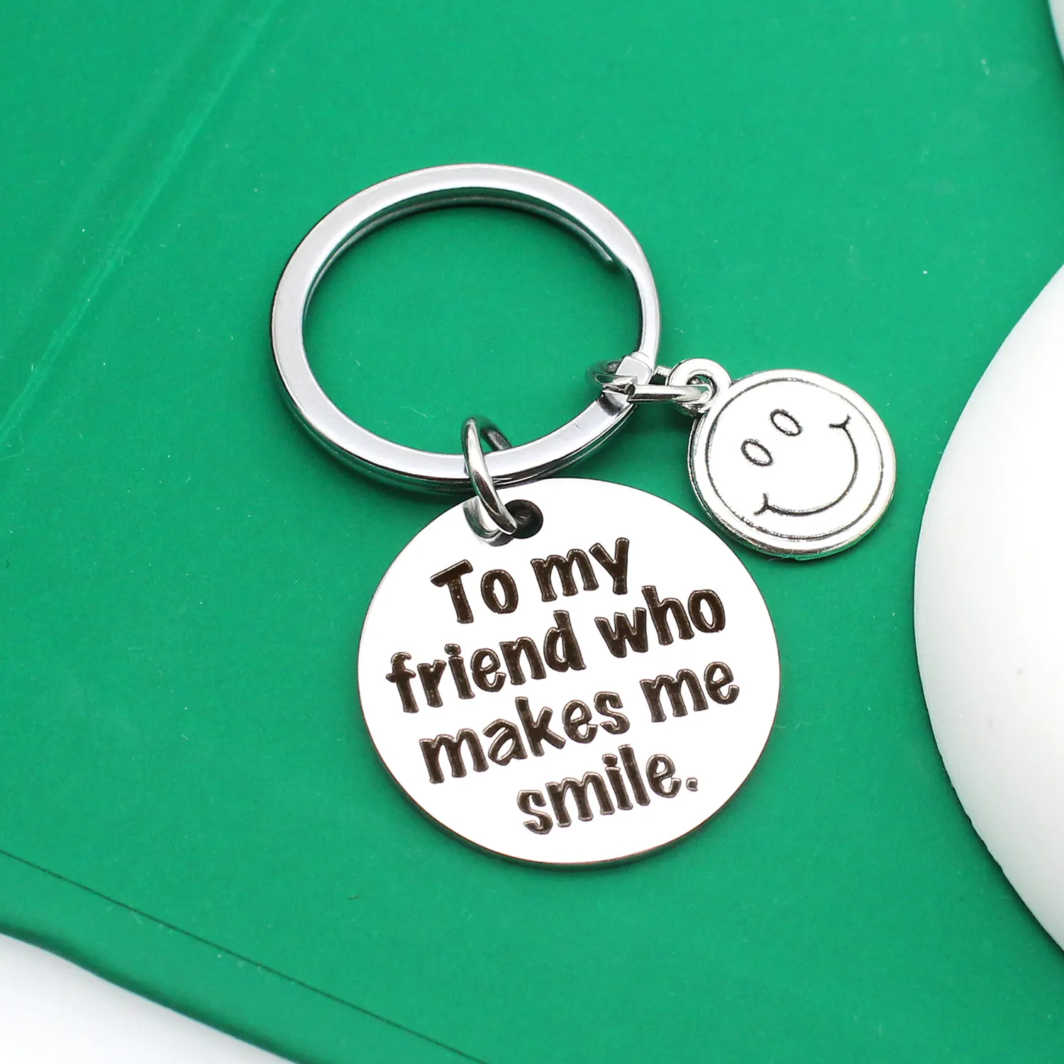 Smileyステンレススチールキーホルダー「私を笑顔にしてくれる友達へ」、bff用キーホルダー、友達を快適にするためのカスタマイズされたキーホルダー