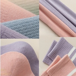 Chaussettes de Pilates mi-tube en Silicone antidérapantes pour femmes professionnelles tricotées Fitness d'intérieur Gym danse sport sol chaussettes croisées - Product Image 3