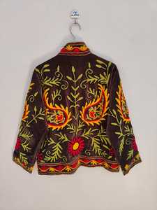 Veste en velours Suzani brodée à la main pour femmes, veste bohème en velours unique, élégante, vêtement d'extérieur d'hiver, tendance moderne - Product Image 5