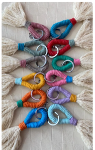 LLavero bohemio hecho a mano, llaveros de mochila, llaveros de coche, dijes de bolso, colorido, borla, algodón - Product Image 3