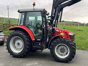 Tracteur agricole d'occasion 2017 MF 5610 avec chargeur frontal, cabine fermée, pour travaux sur le terrain - Product Image 5
