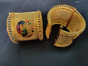 Compre Brazaletes Modernos con Baño de Oro de 22 Quilates, Diseño Redondo y Moderno, Hechos a Mano, en Venta por Exportadores - Product Image 2