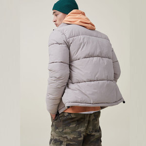 Chaqueta acolchada personalizada de alta calidad para hombre, abrigo de invierno acolchado a la moda con capucha blanca y diseño personalizado ligero de lona calentada - Product Image 2