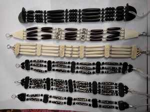 Colliers et bracelets en perles d'os multicolores faits à la main, idéaux pour les designers et les boutiques de bijoux indiens pour la revente - Product Image 2